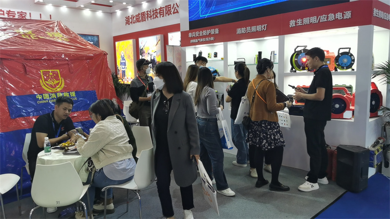 湖北威盾携救援装备亮相第二十届国际消防展 为消防安全保驾护航 (7).jpg